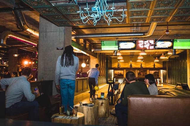 Exclusive access to Wednesday welcome party: open bar upgrade